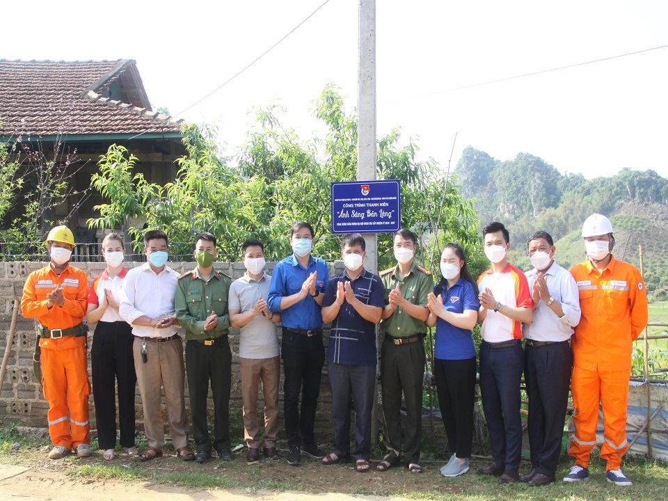 Tin truyền hình: Bàn giao công trình thanh niên "Ánh sáng bản làng"